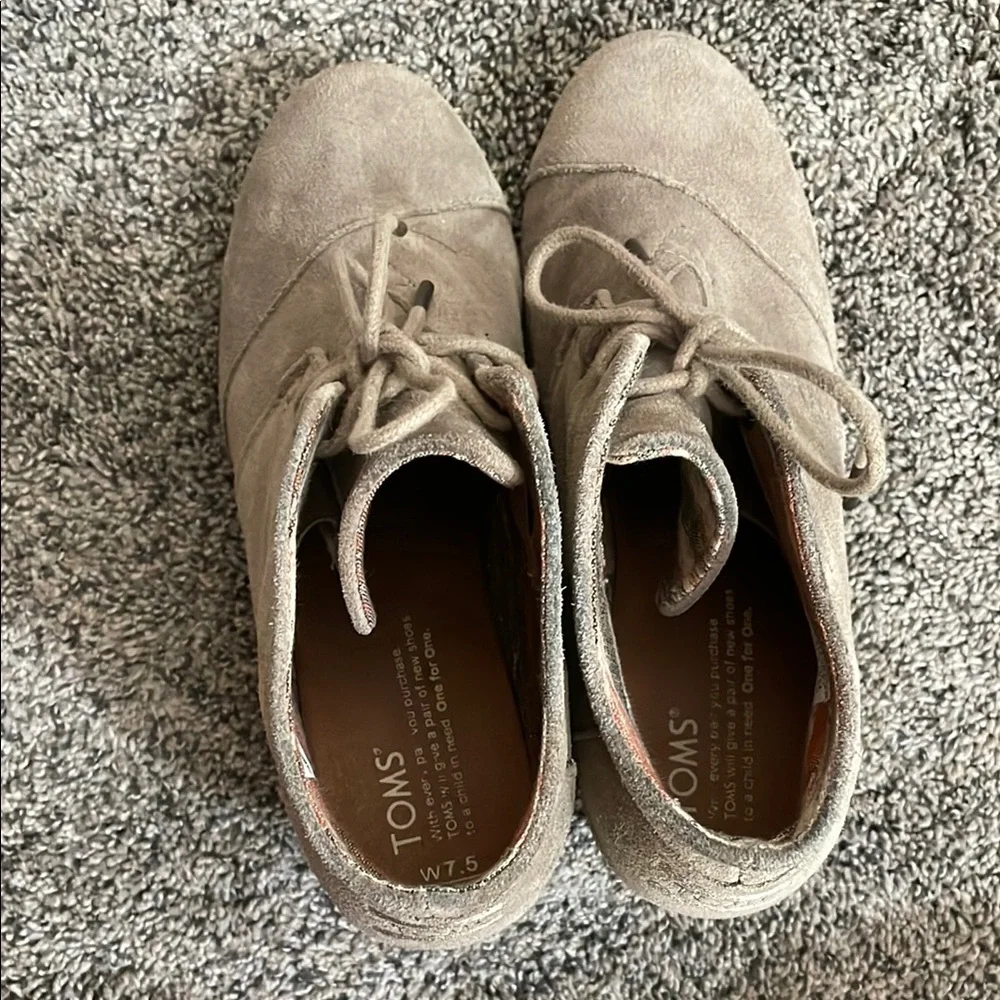 Toms Tan Wedge Shoes with Suede Finish - Picture 7 of 7